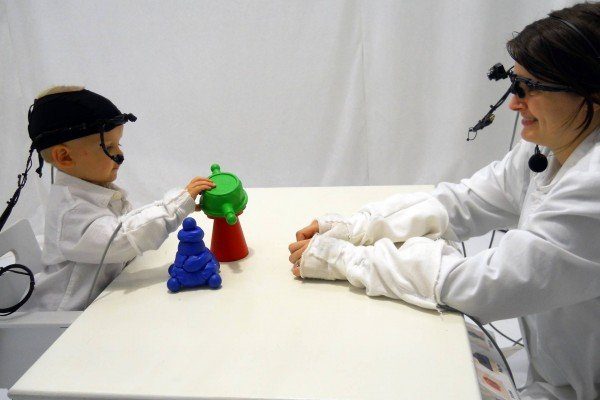 How does distracted parenting impact a baby’s attention span during playtime?