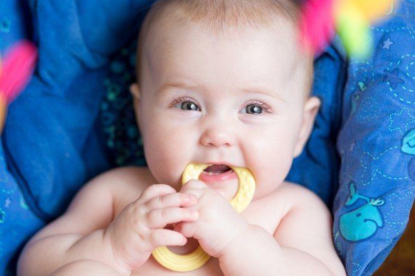 What are the first signs of teething?