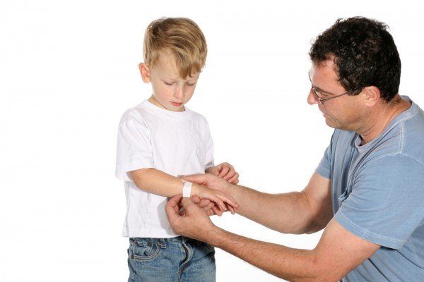 How to take care of cuts and scratches