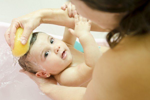 How to sponge bathe a newborn