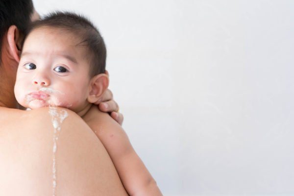 Baby vomit vs Spit up: What’s the difference?