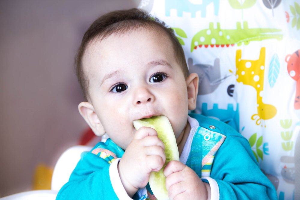 baby eating wih the baby-led weaning method