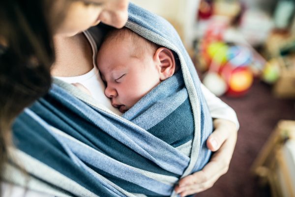 What are the benefits of babywearing and how to start?