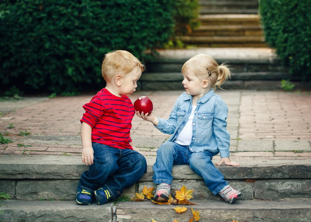 toddlers sharing an apple
